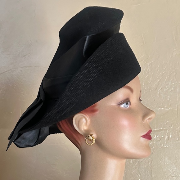IMPRESSIVE 1940s' BLACK FELT HAT + TOPSTITCHED BRIM & SATIN BANDS & BOW - Picture 9 of 13